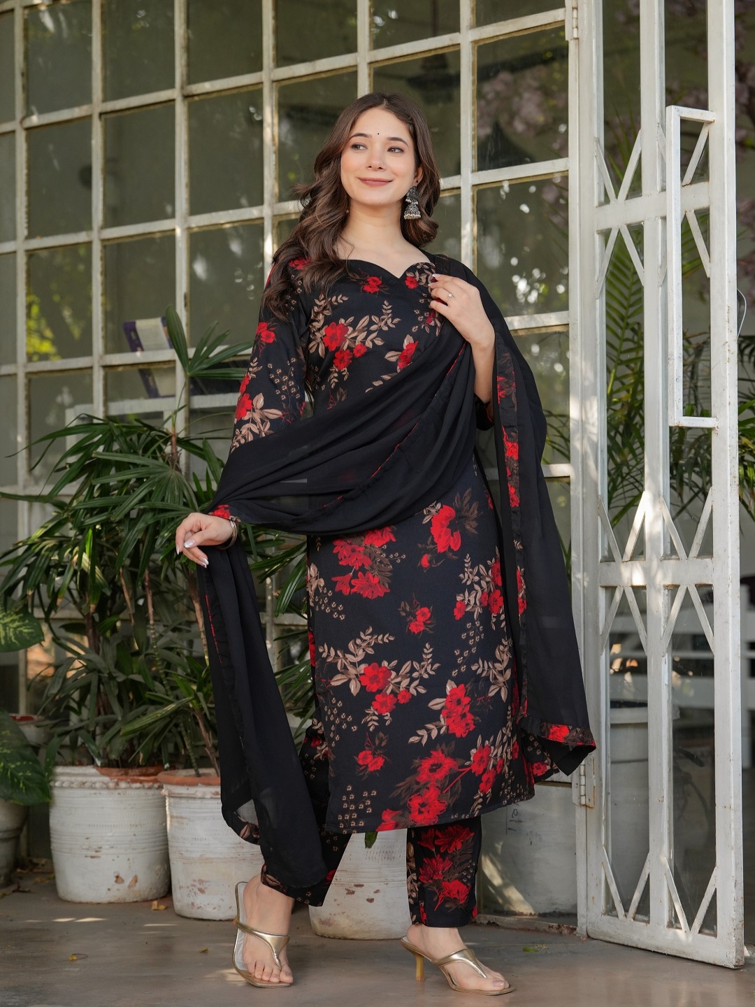 

Nimidiya Women Floral Printed Regular Kurta with Trousers & With Dupatta, Black