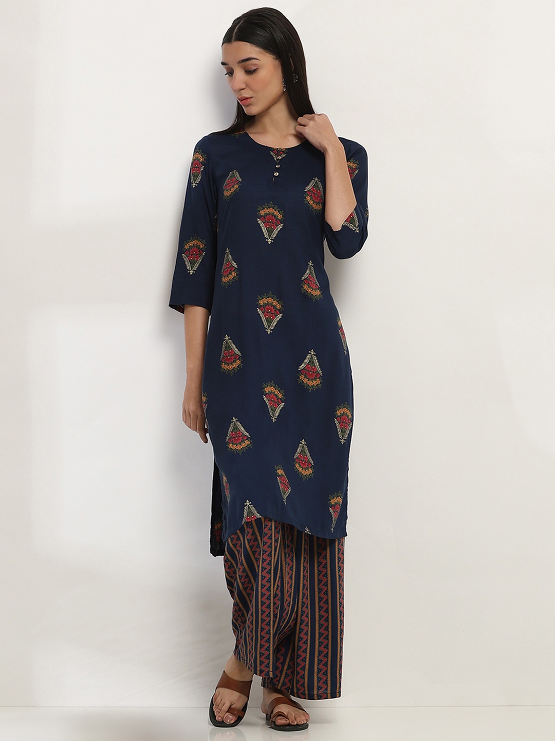 

Rangriti Women Floral Printed Regular Kurta with Palazzos, Blue