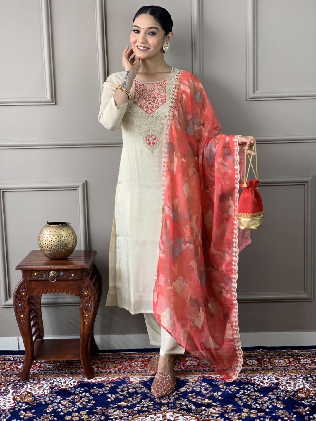 

choiceit Women Floral Embroidered Regular Thread Work Chanderi Silk Kurta with Pyjamas & With Dupatta, Beige