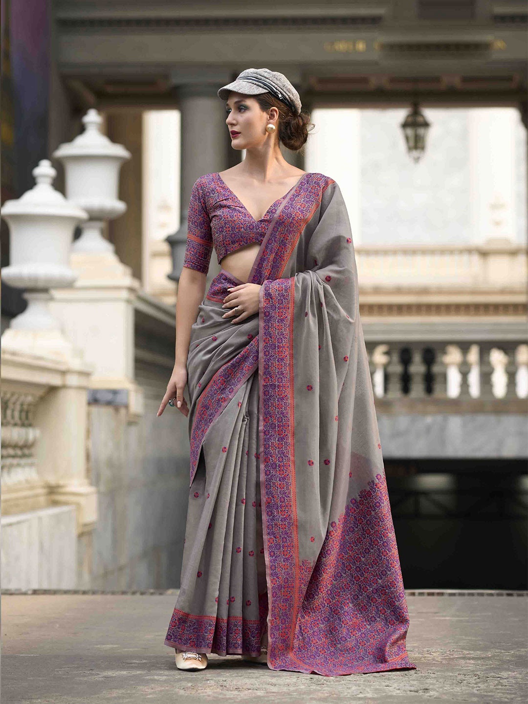 

DIVASTRI Woven Design Linen Blend Saree, Grey