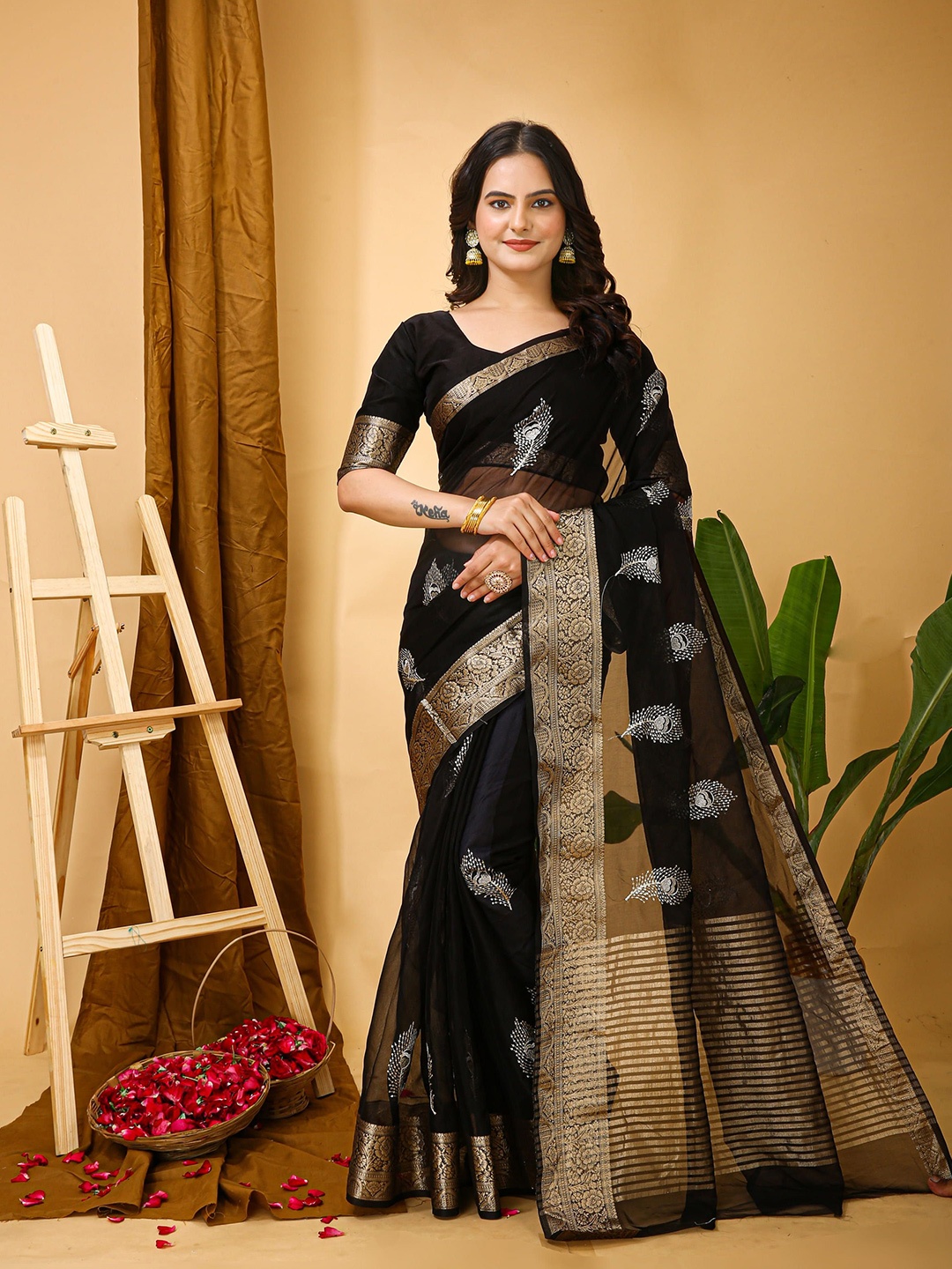 

DIVASTRI Ethnic Motifs Zari Tissue Saree, Black
