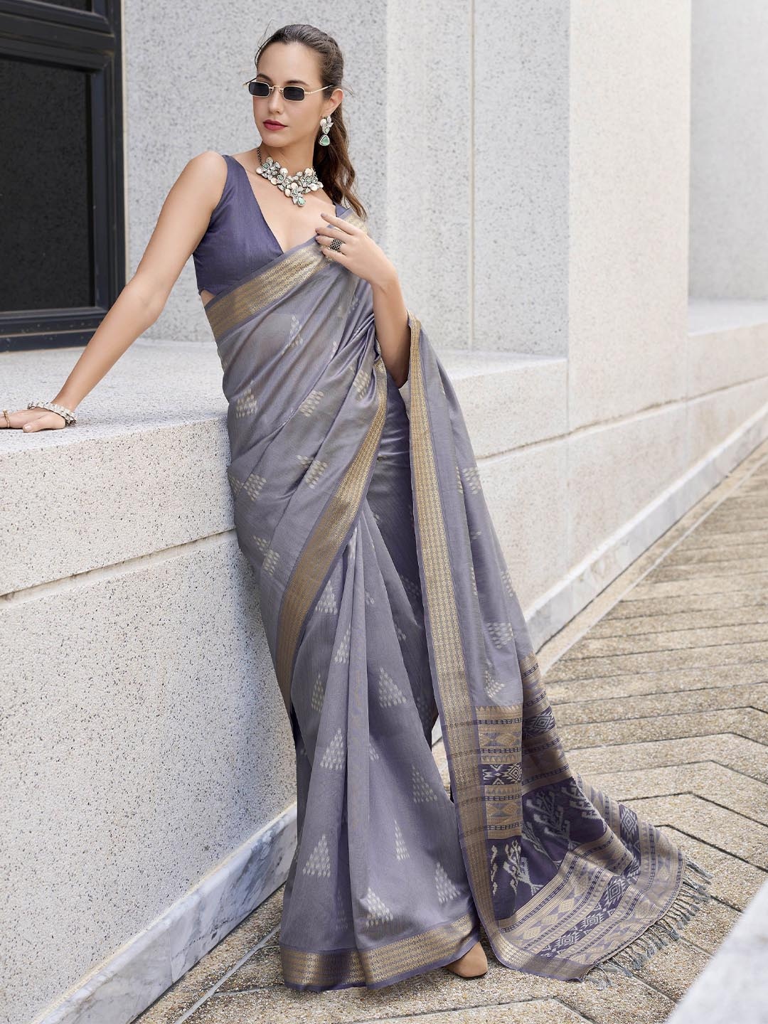 

DIVASTRI Woven Design Zari Silk Blend Saree, Grey