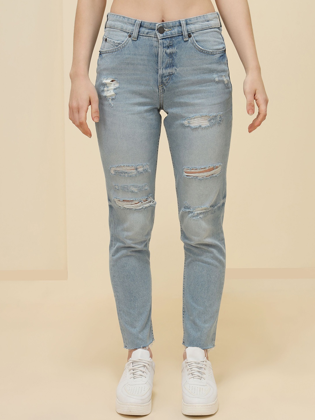

XABIRI Women Slim Fit Mildly Distressed Light Fade Jeans, Blue