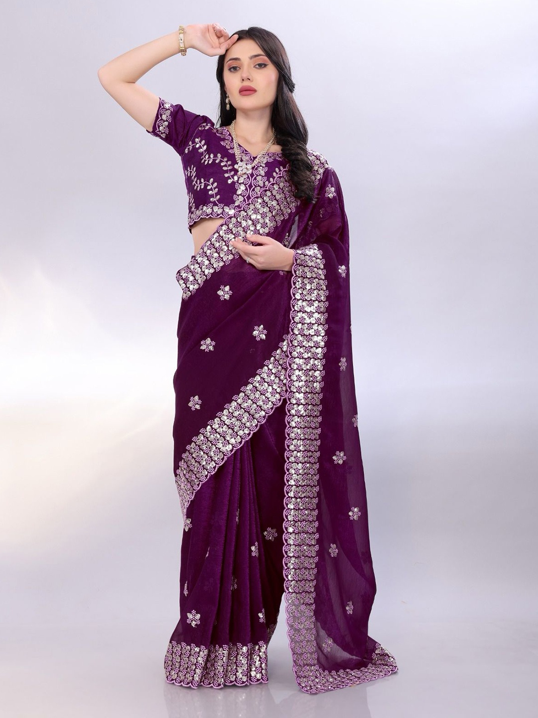 

VenderVilla Floral Sequinned Silk Blend Saree, Burgundy