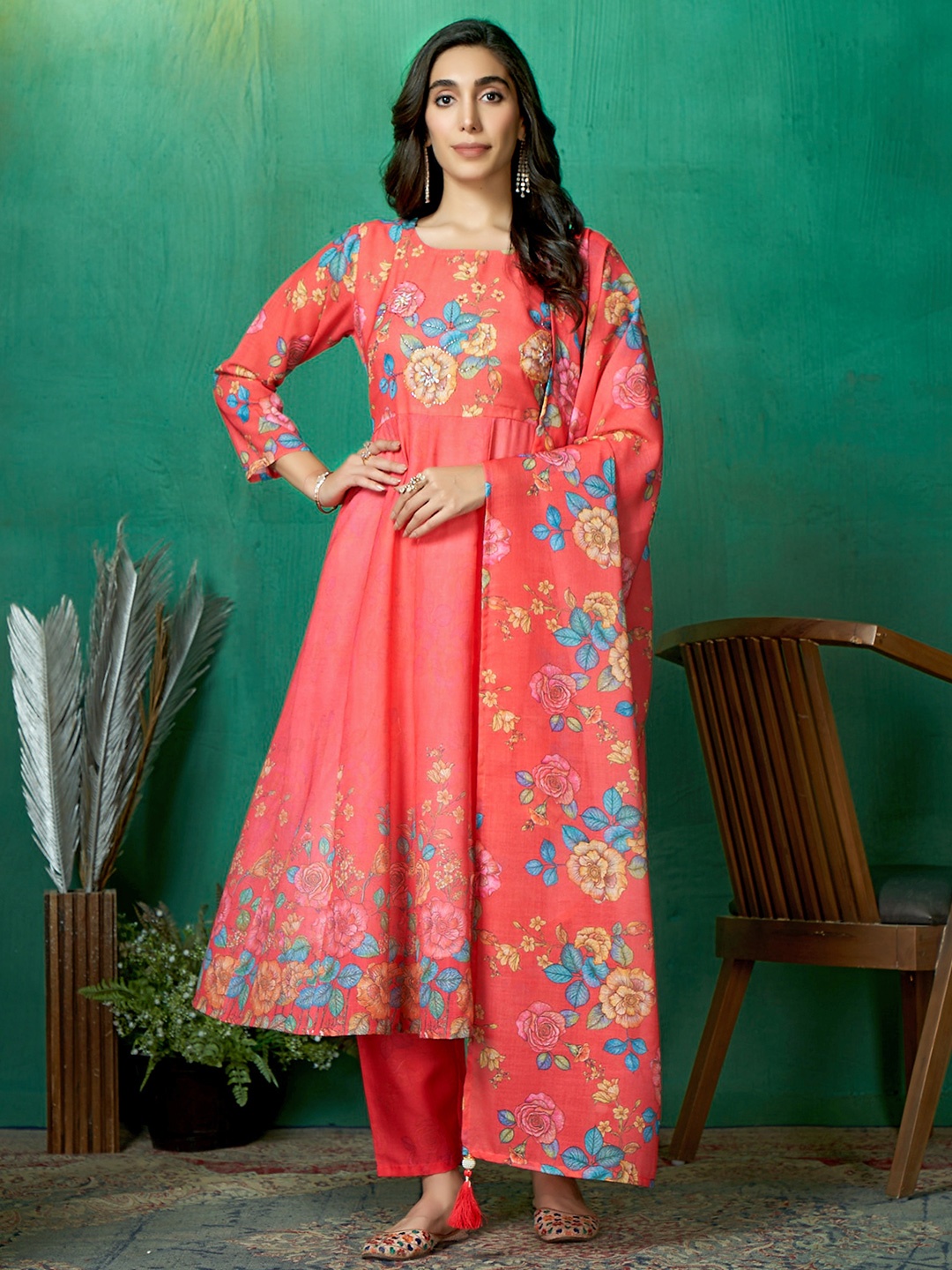 

DIVASTRI Women Floral Printed Regular Beads and Stones Linen Kurta with Trousers & With Dupatta, Peach