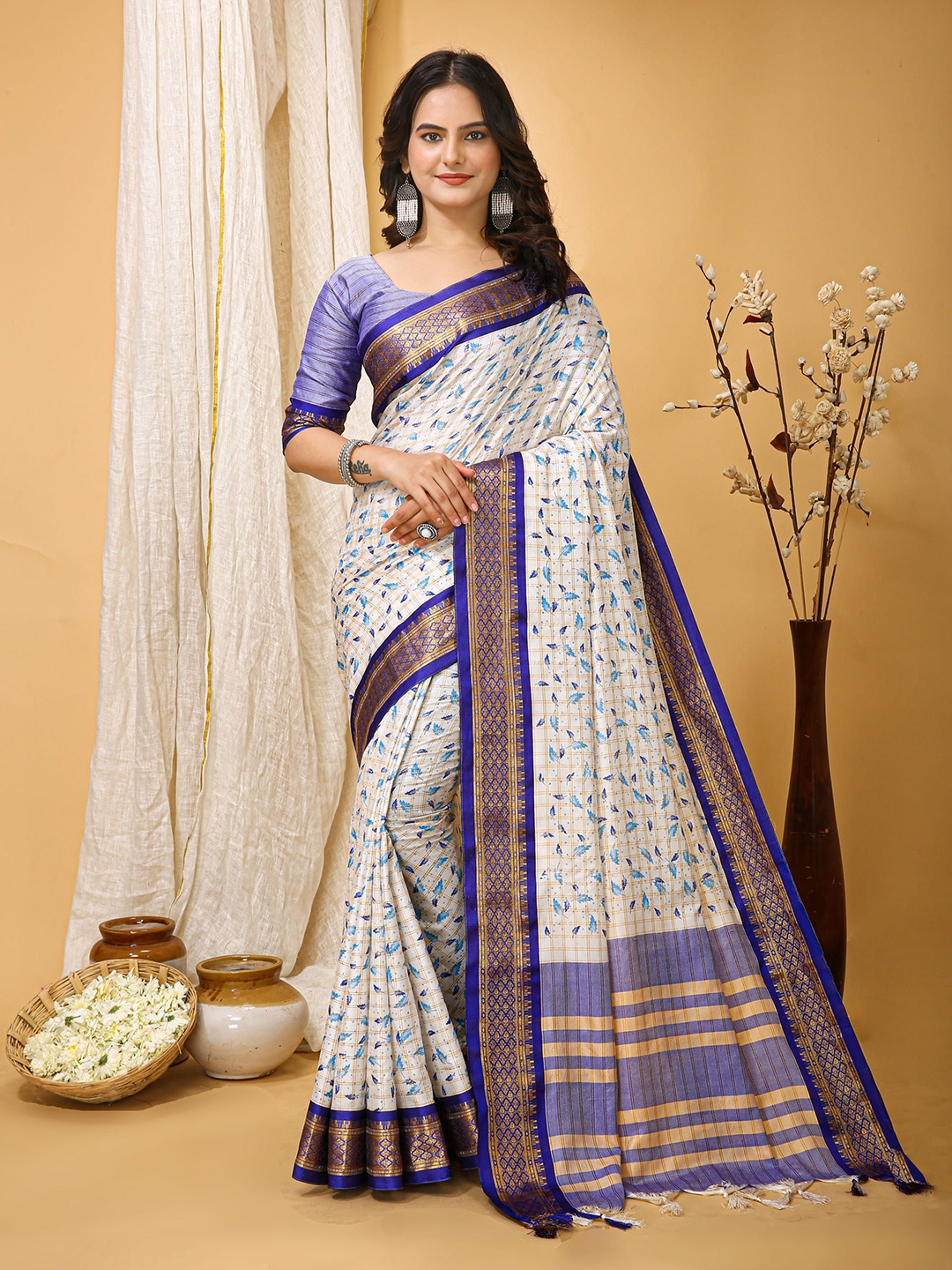 

DIVASTRI Floral Zari Silk Cotton Banarasi Saree, White