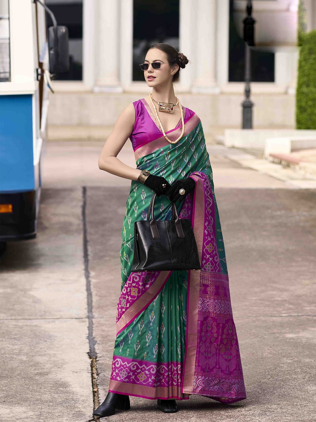 

DIVASTRI Woven Design Zari Silk Blend Saree, Green