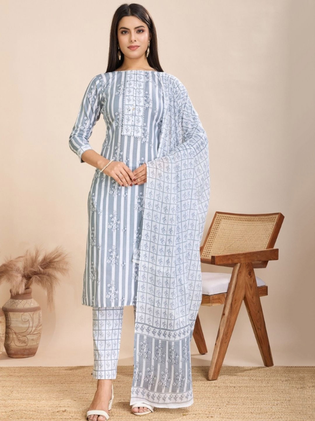 

ANUSHEET Women Floral Embroidered Regular Pure Cotton Kurta with Trousers & With Dupatta, White
