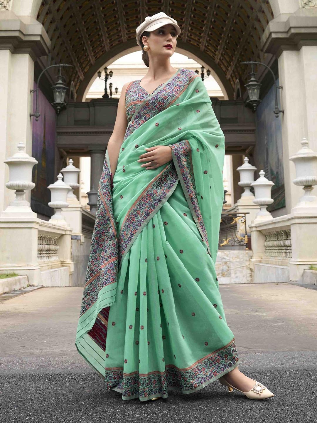 

DIVASTRI Woven Design Linen Blend Saree, Sea green