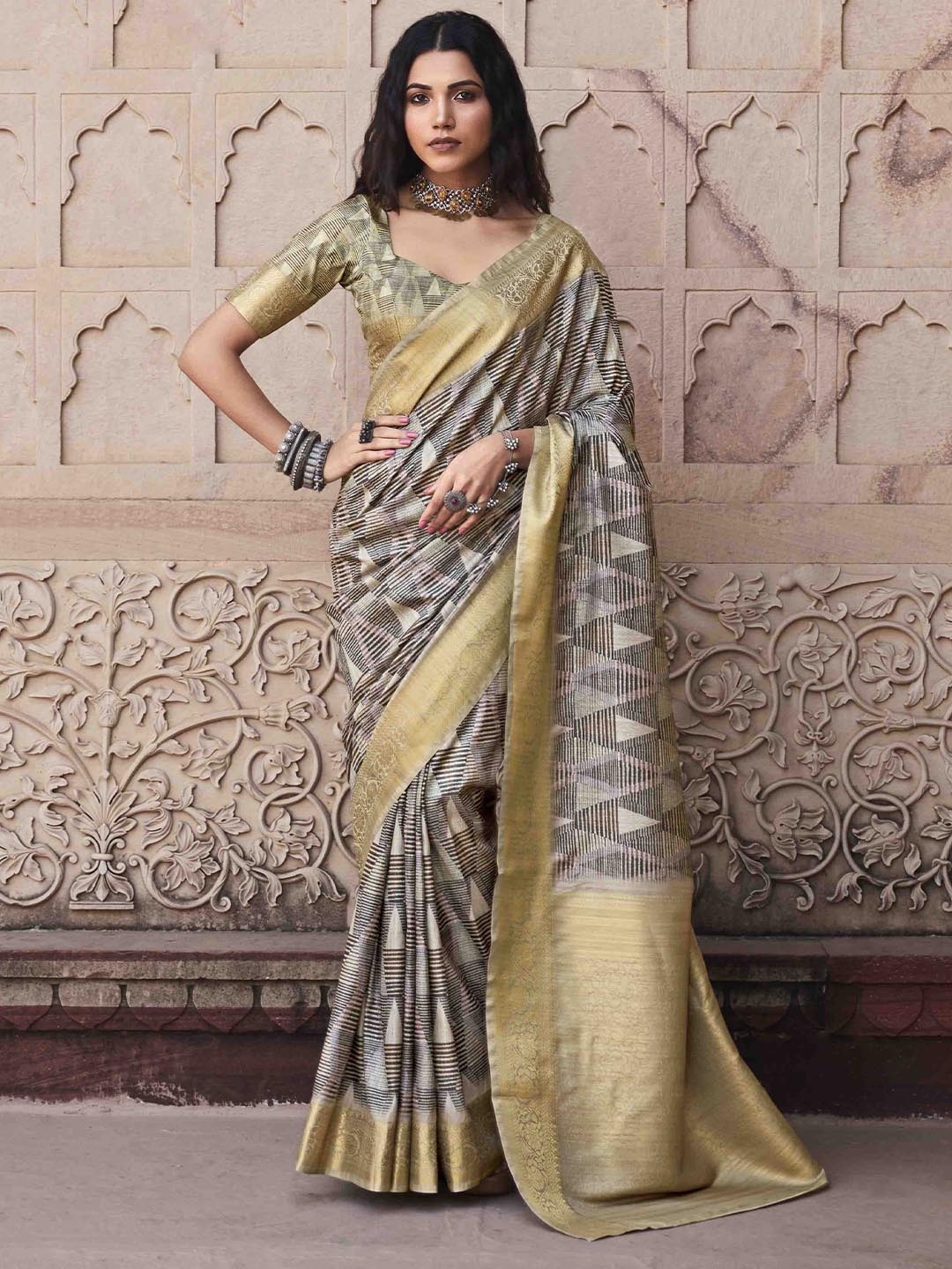 

DIVASTRI Woven Design Zari Silk Blend Saree, Beige