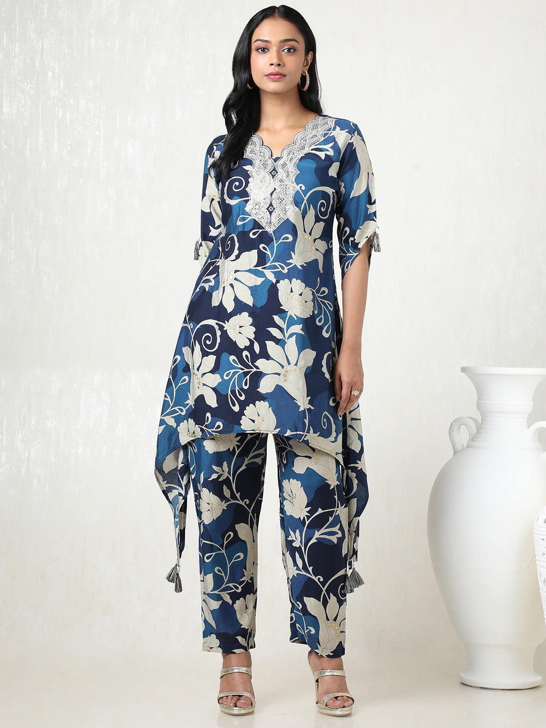 

Soch Women Floral Regular Sequinned Kurta with Trousers, Teal