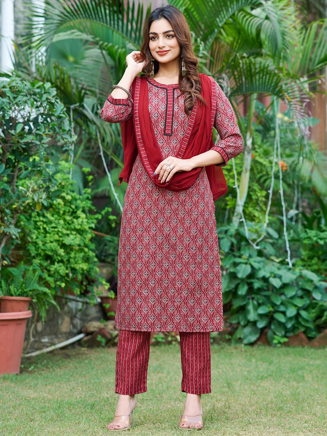 

Moda Rapido Women Floral Printed Regular Kurta with Trousers & With Dupatta, Maroon