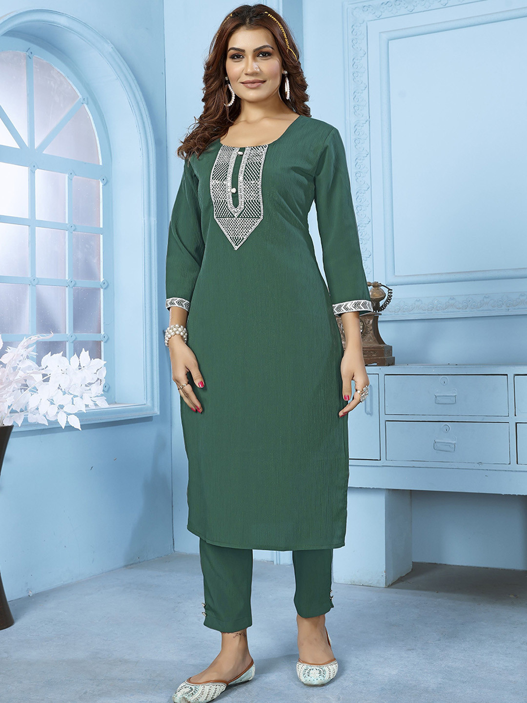 

DIVASTRI Women Floral Embroidered Regular Gotta Patti Pure Cotton Kurta with Trousers, Green