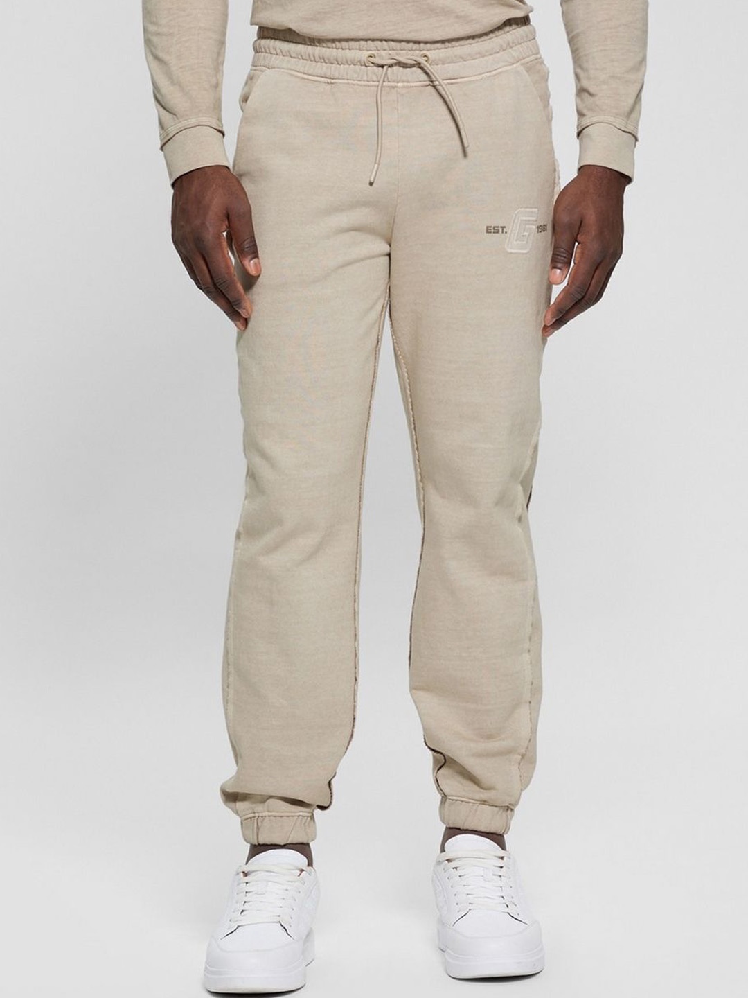 

GUESS Men Pure Cotton Mid Rise Joggers, Beige
