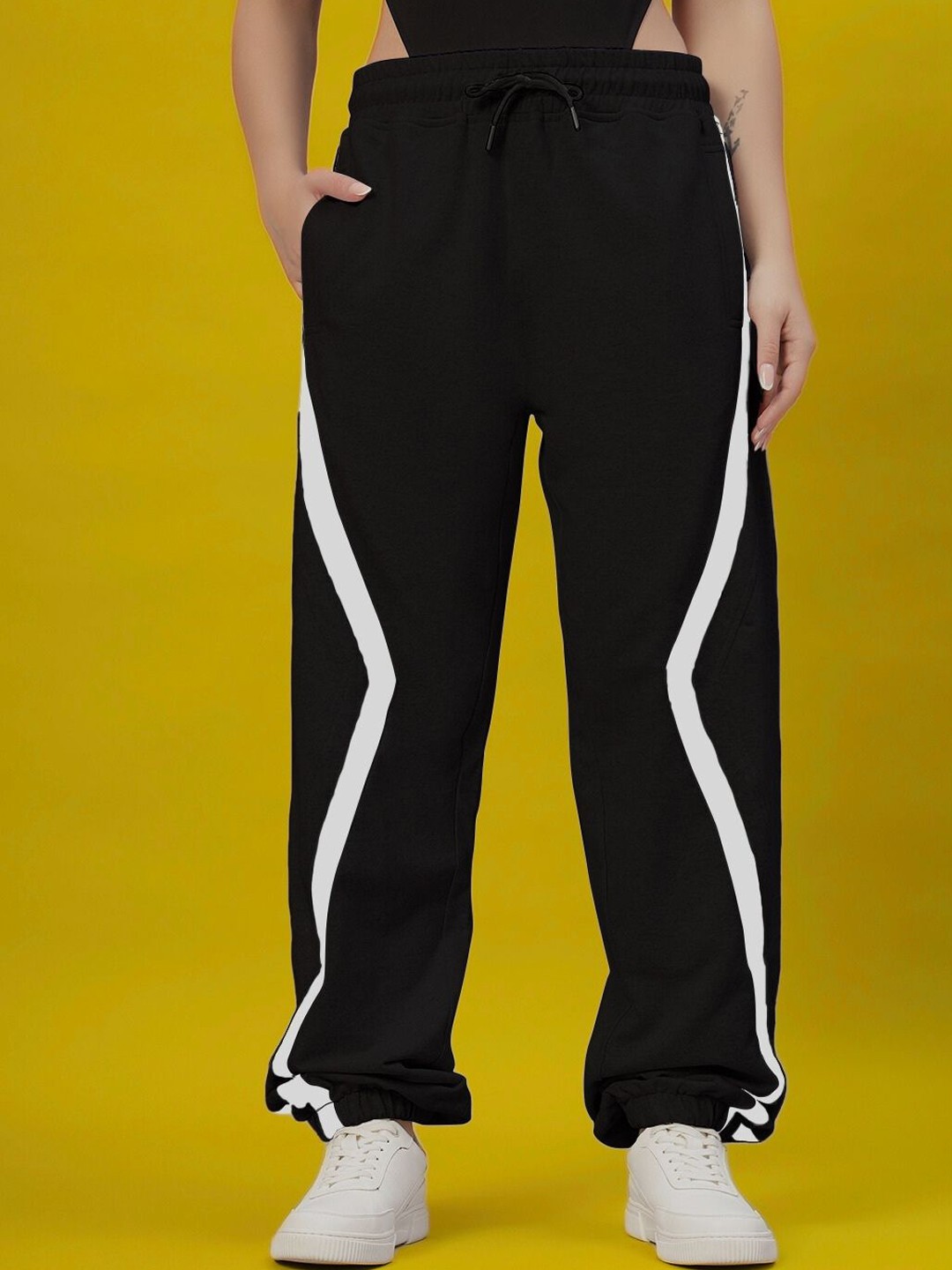 

WEARDUDS Women Relaxed-Fit Mid Rise Joggers, Black