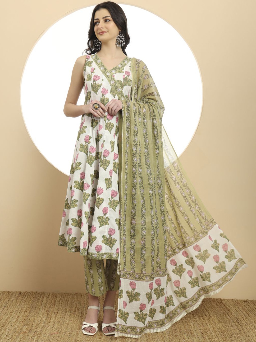

Yufta Women Floral Printed Regular Pure Cotton Kurta with Trousers & With Dupatta, White
