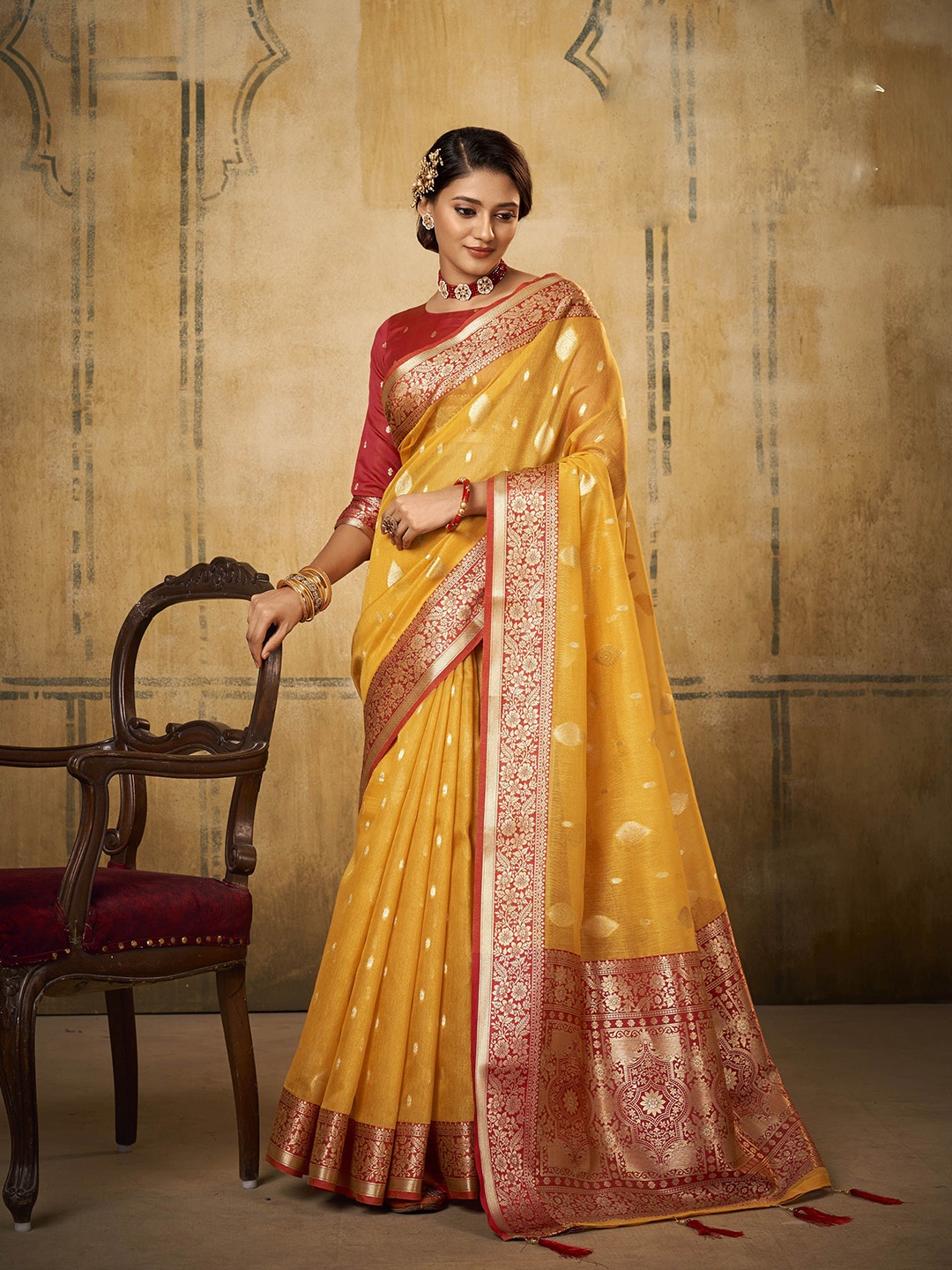 

DIVASTRI Woven Design Zari Silk Blend Saree, Yellow