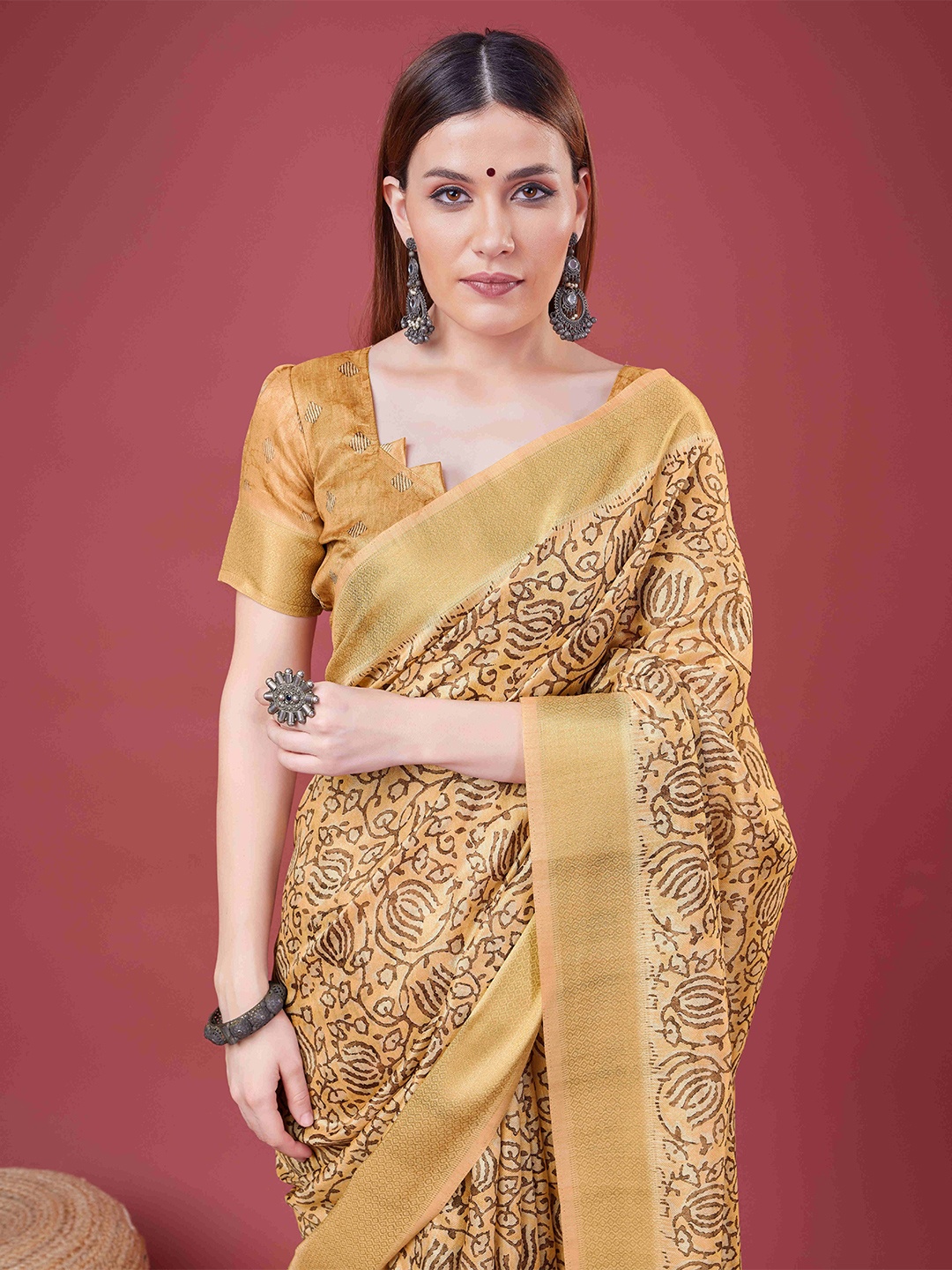 

DIVASTRI Ethnic Motifs Zari Silk Blend Saree, Yellow