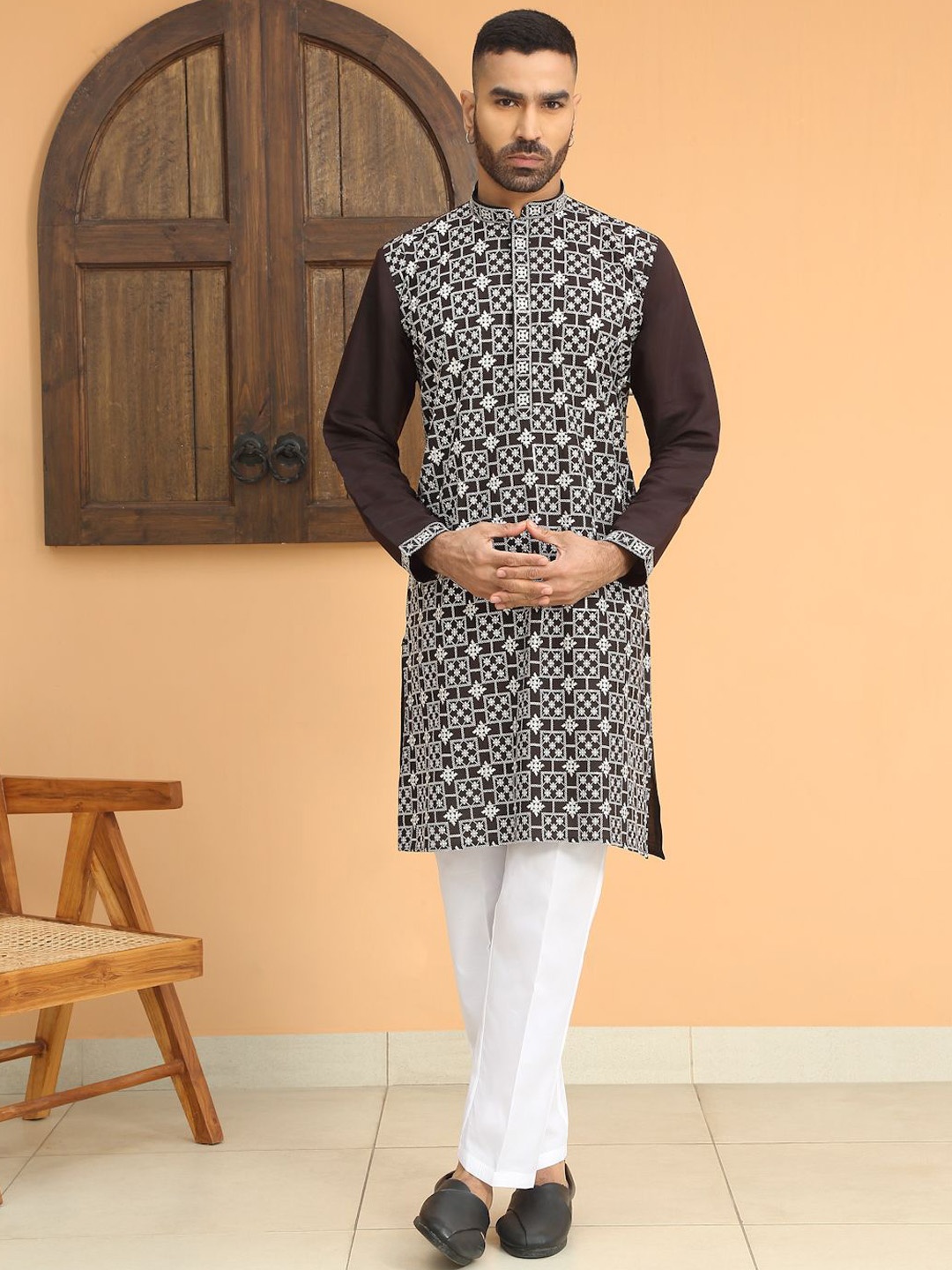 

KRAFT INDIA LUXE Men Ethnic Motifs Embroidered Regular Chikankari Kurta with Trousers, Black