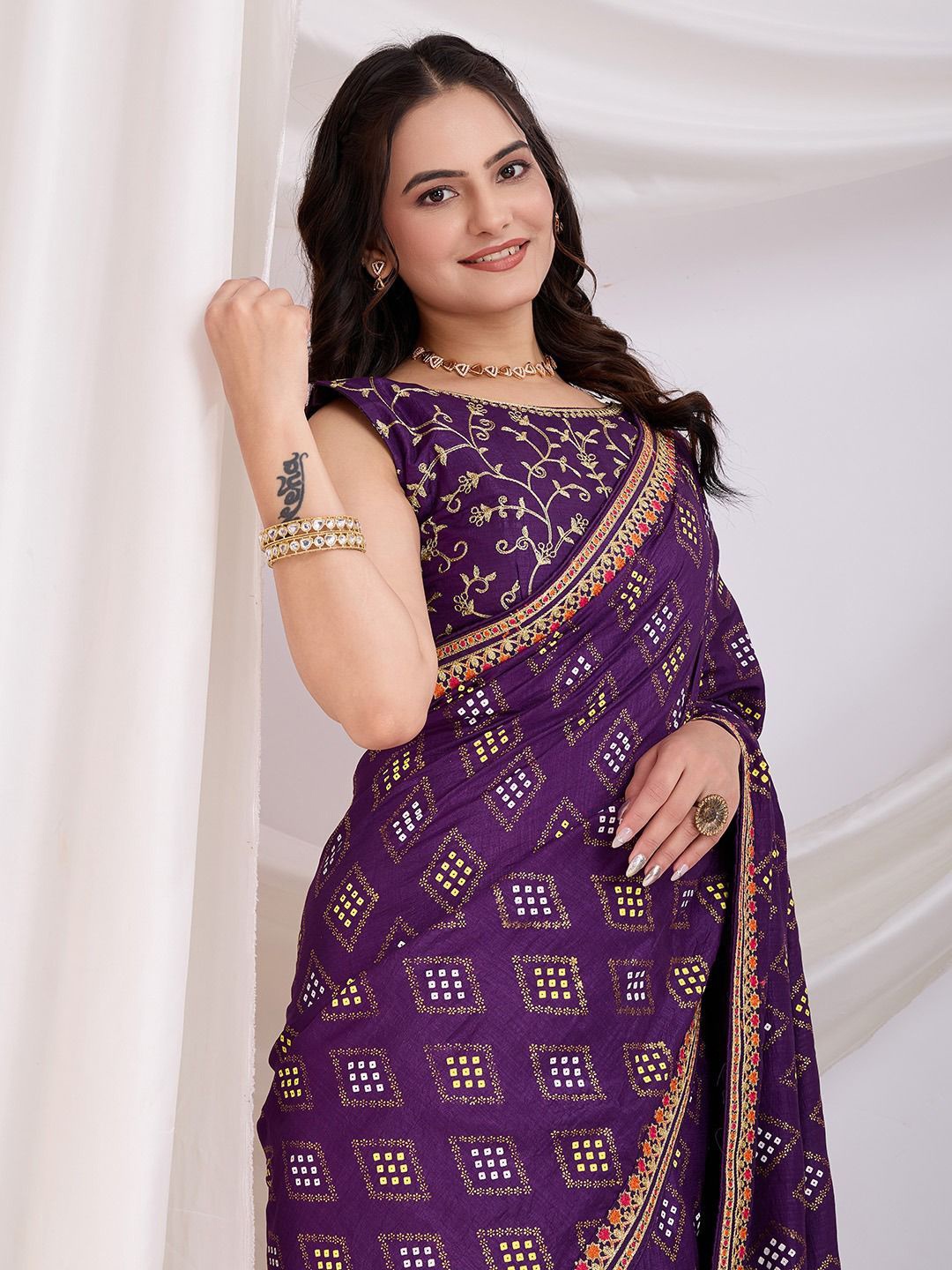 

VenderVilla Bandhani Sequinned Silk Blend Saree, Purple