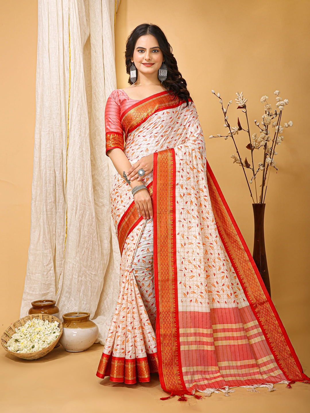 

DIVASTRI Floral Zari Silk Cotton Banarasi Saree, White
