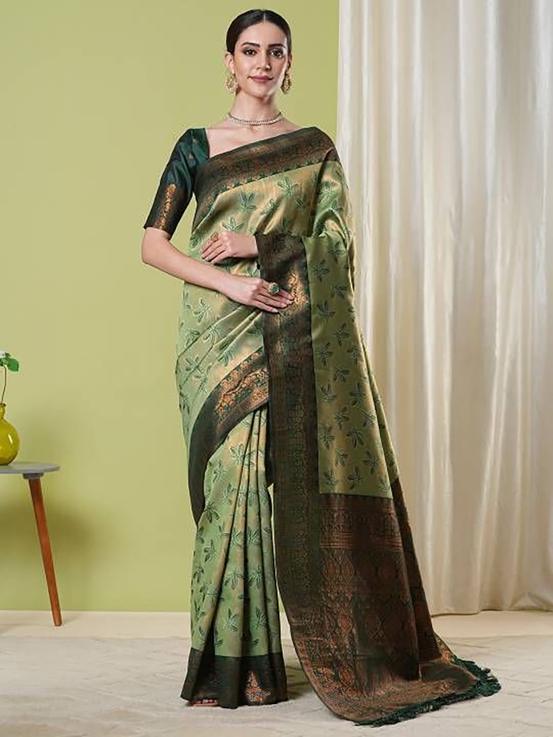 

DIVASTRI Woven Design Zari Art Silk Banarasi Saree, Green