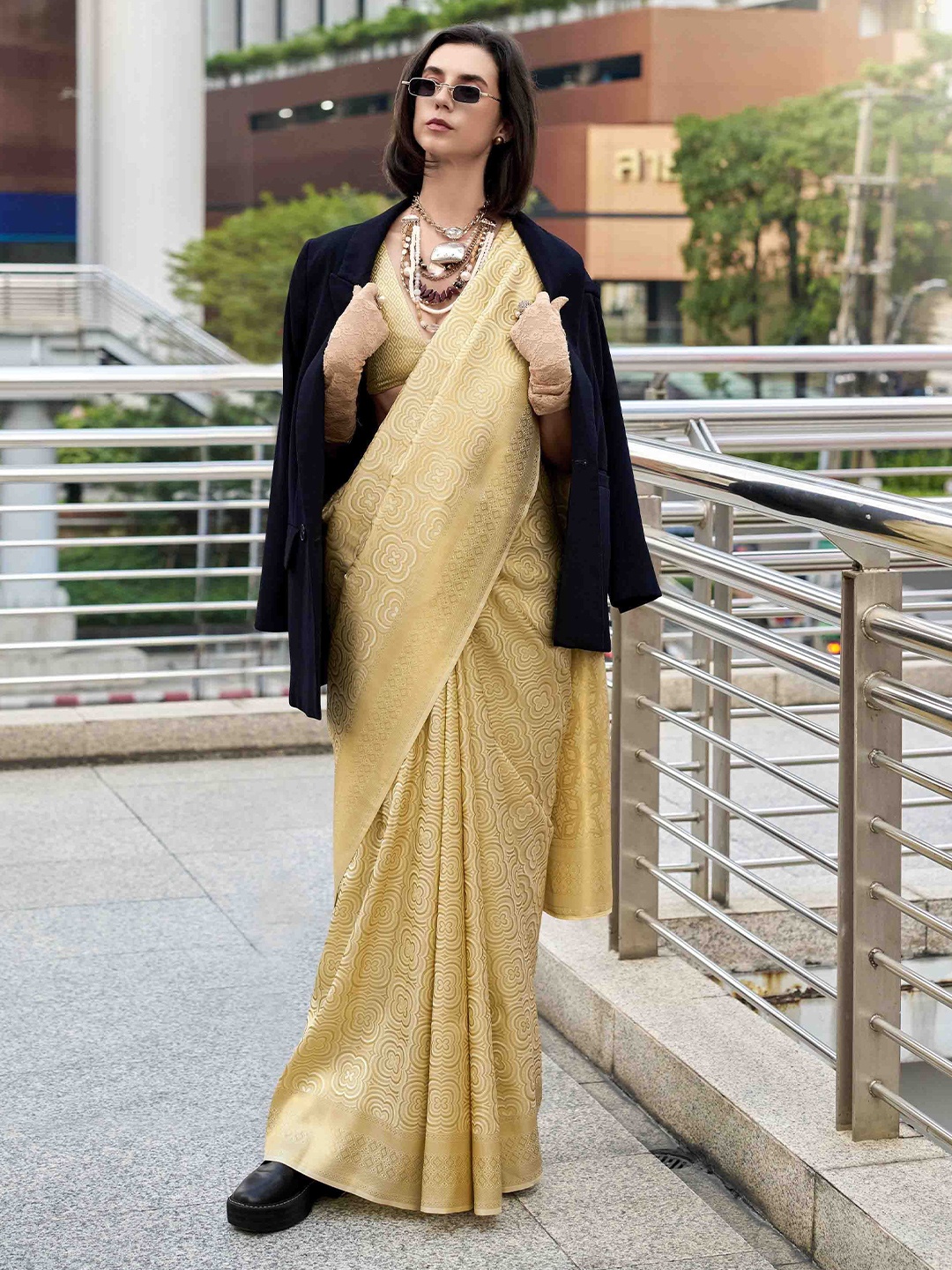 

Blissta Woven Design Zari Silk Blend Kanjeevaram Saree, Gold