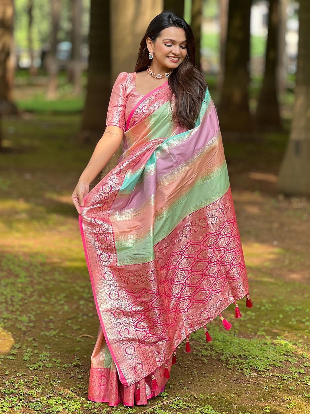 

Divyadham Textiles Woven Design Zari Pure Silk Banarasi Saree, Green