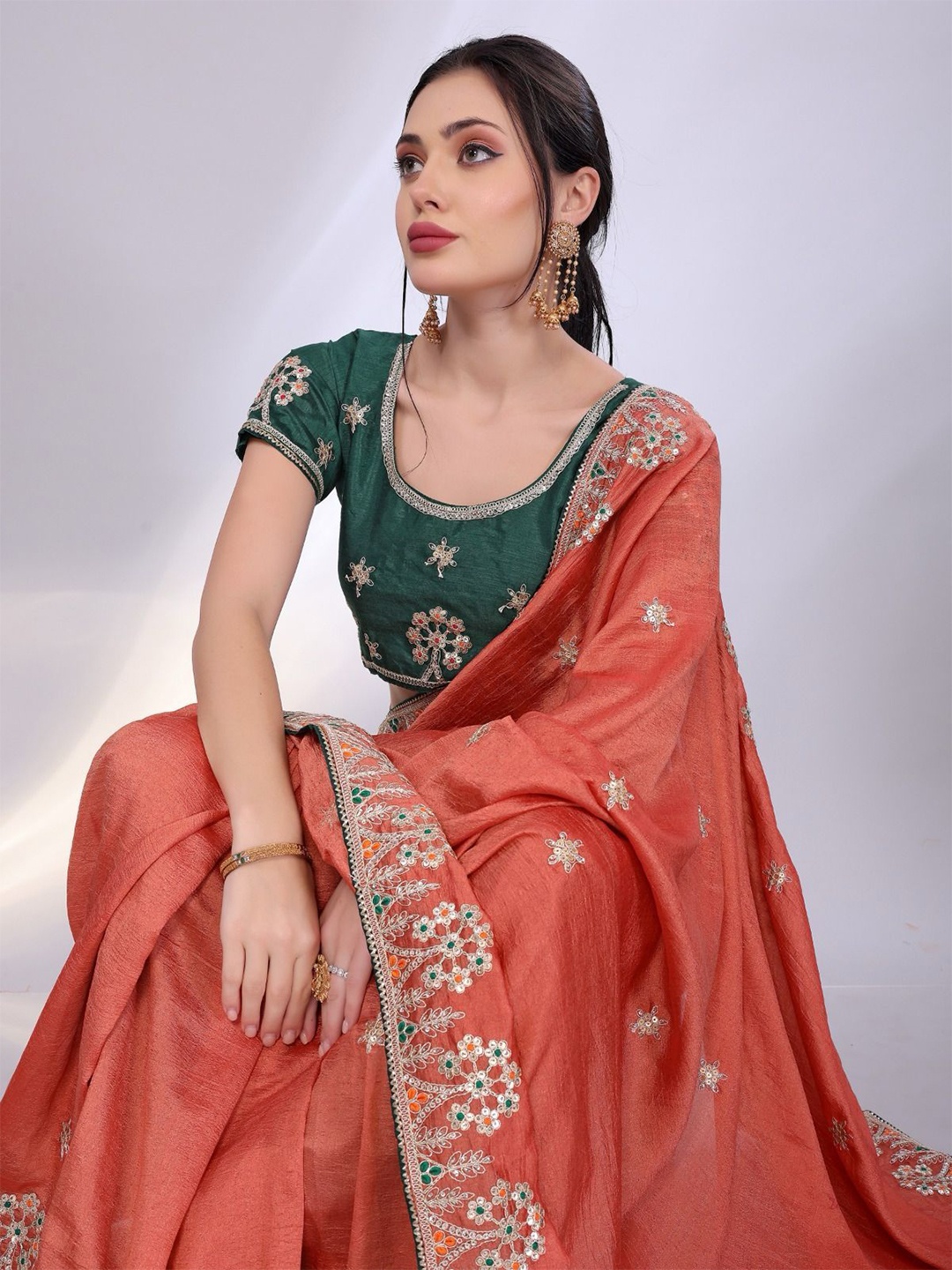 

VenderVilla Floral Sequinned Silk Blend Saree, Orange