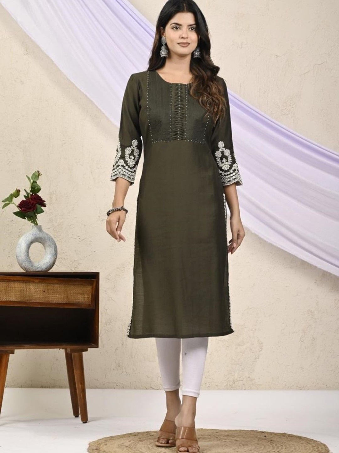 

AUTUMN LANE Floral Embroidered Round Neck Straight Kurta, Green