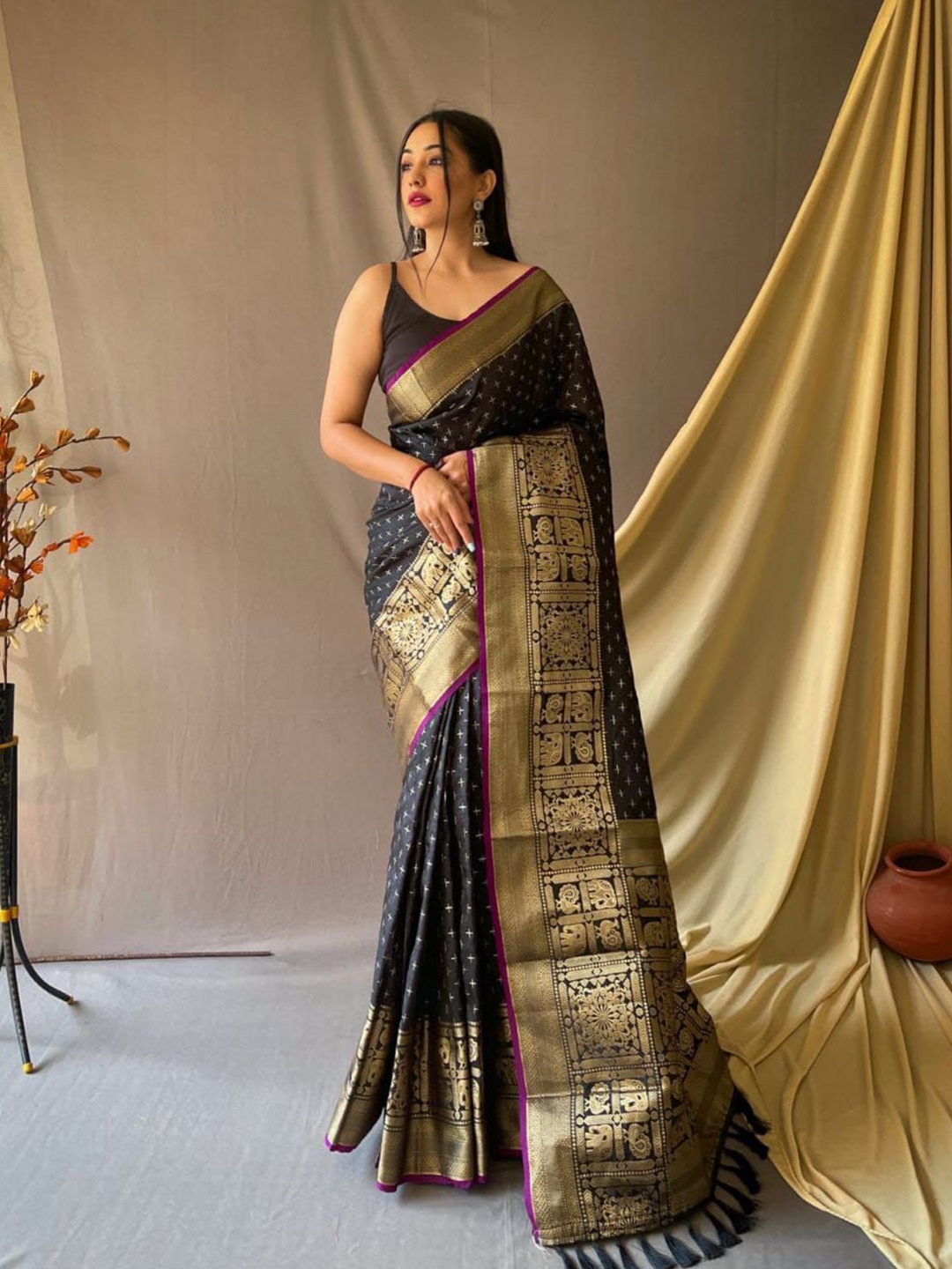 

VORIMA Woven Design Zari Pure Cotton Saree, Black