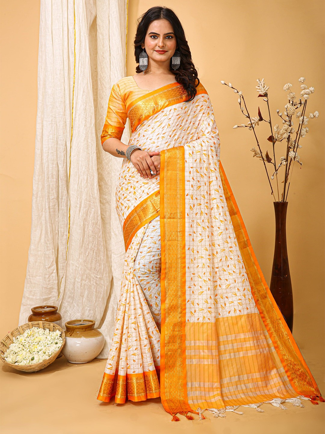 

HI FI NX Floral Zari Silk Cotton Banarasi Saree, Yellow