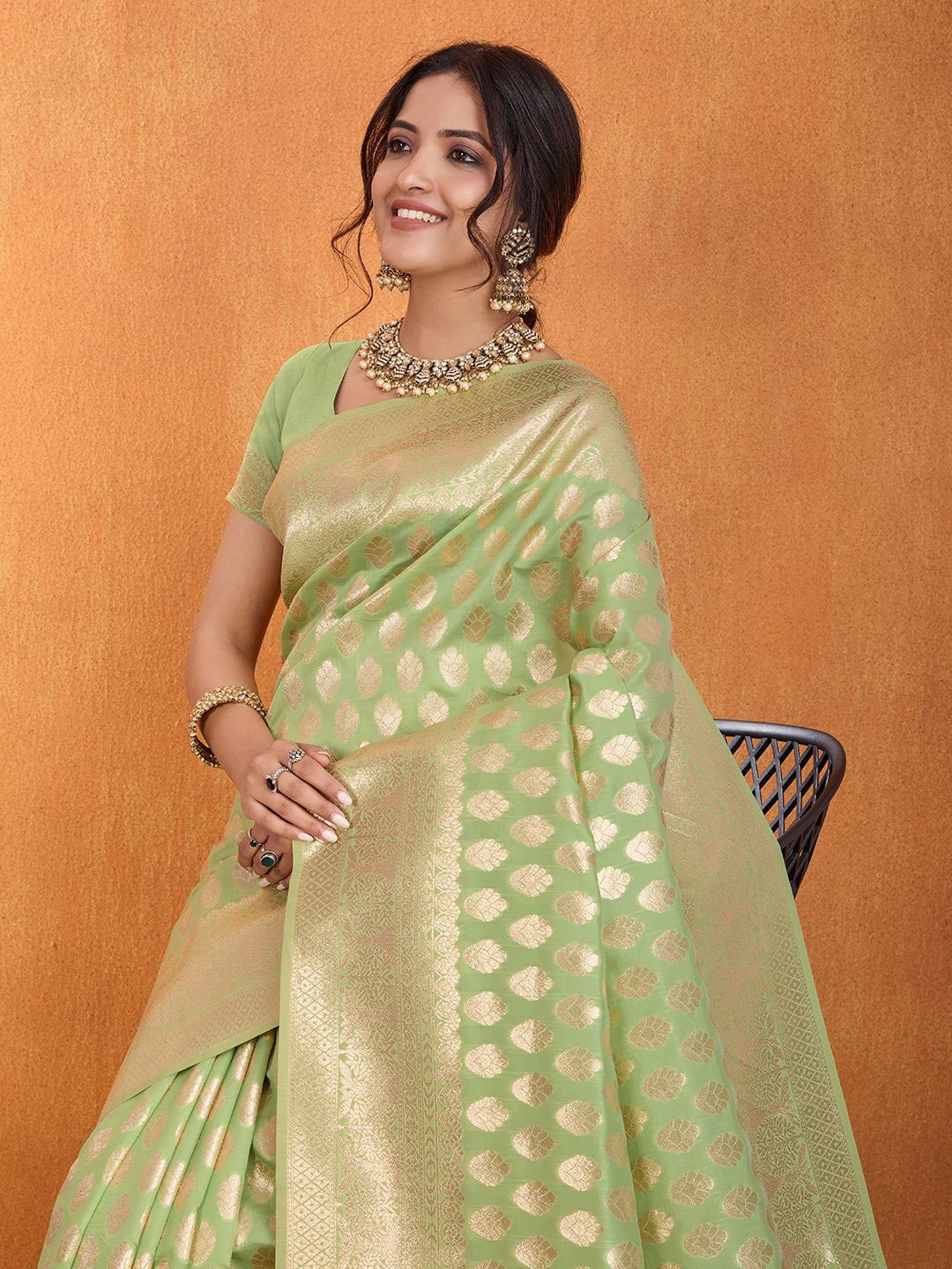 

NIWAA Woven Design Zari Silk Blend Banarasi Saree, Green