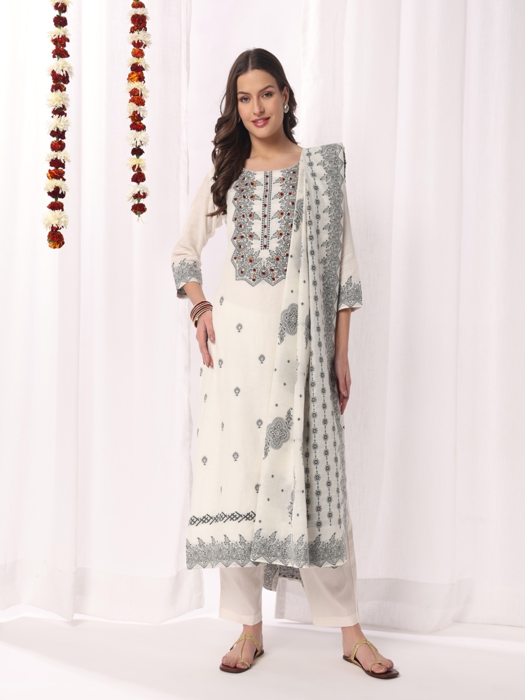 

DRESOUL Women Embroidered Regular Thread Work Pure Cotton Kurta with Trousers & With Dupatta, White