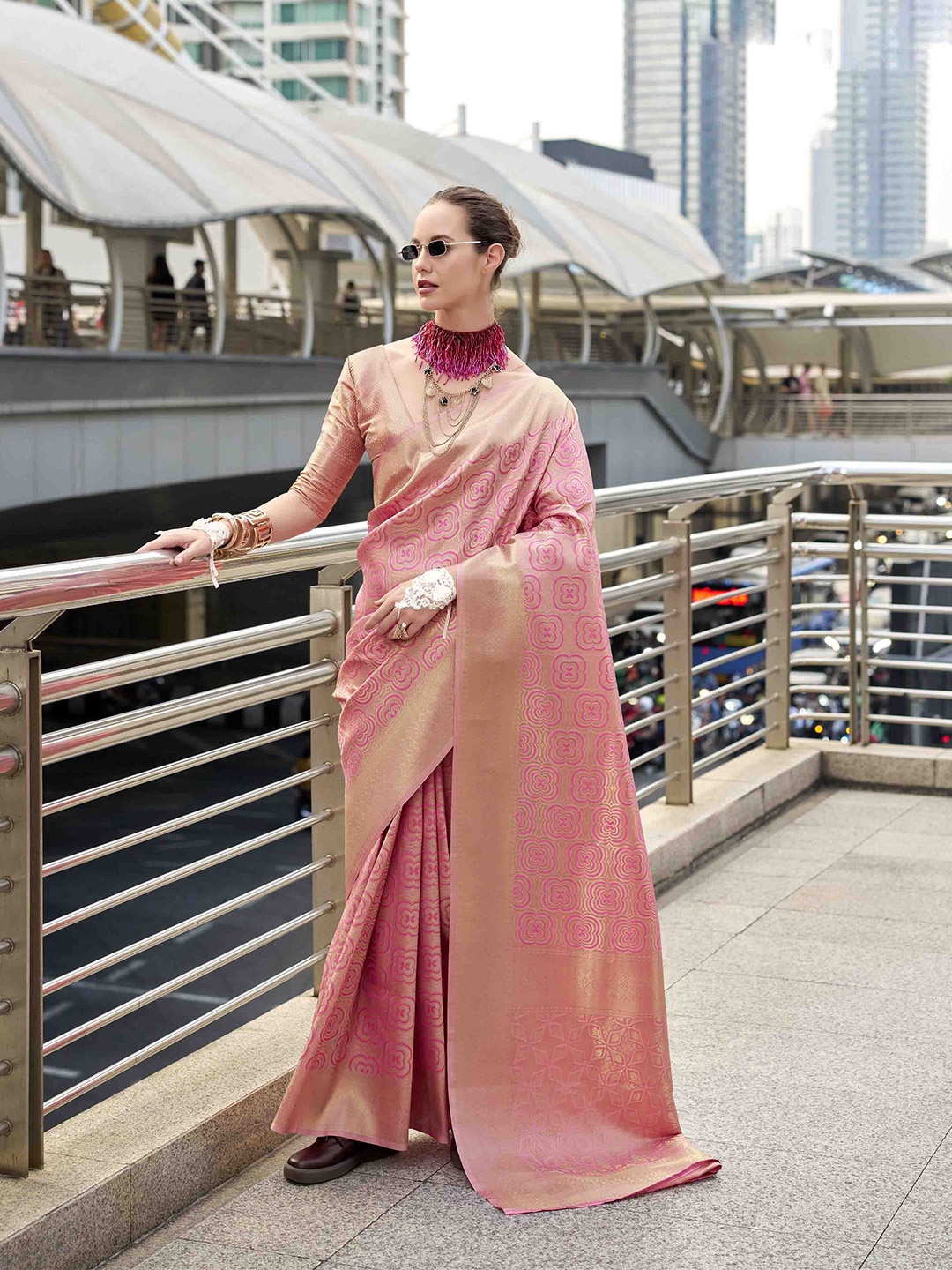 

DIVASTRI Woven Design Zari Silk Blend Kanjeevaram Saree, Pink