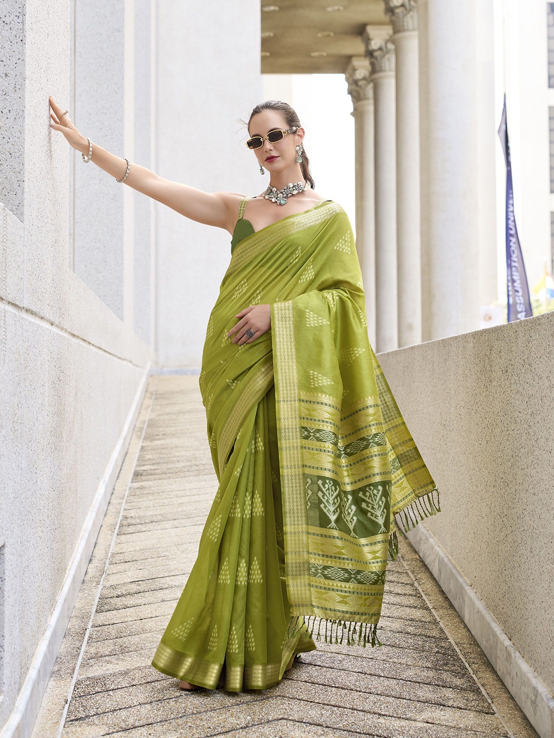 

DIVASTRI Zari Silk Blend Saree, Green