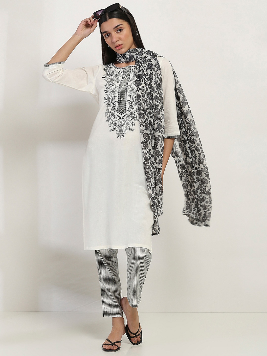 

Rangriti Women Floral Embroidered Regular Kurta with Palazzos & With Dupatta, White