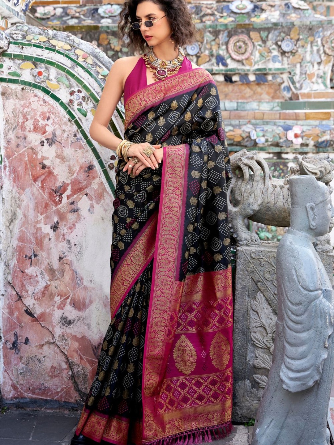

DEVATITHI Woven Design Zari Banarasi Saree, Black
