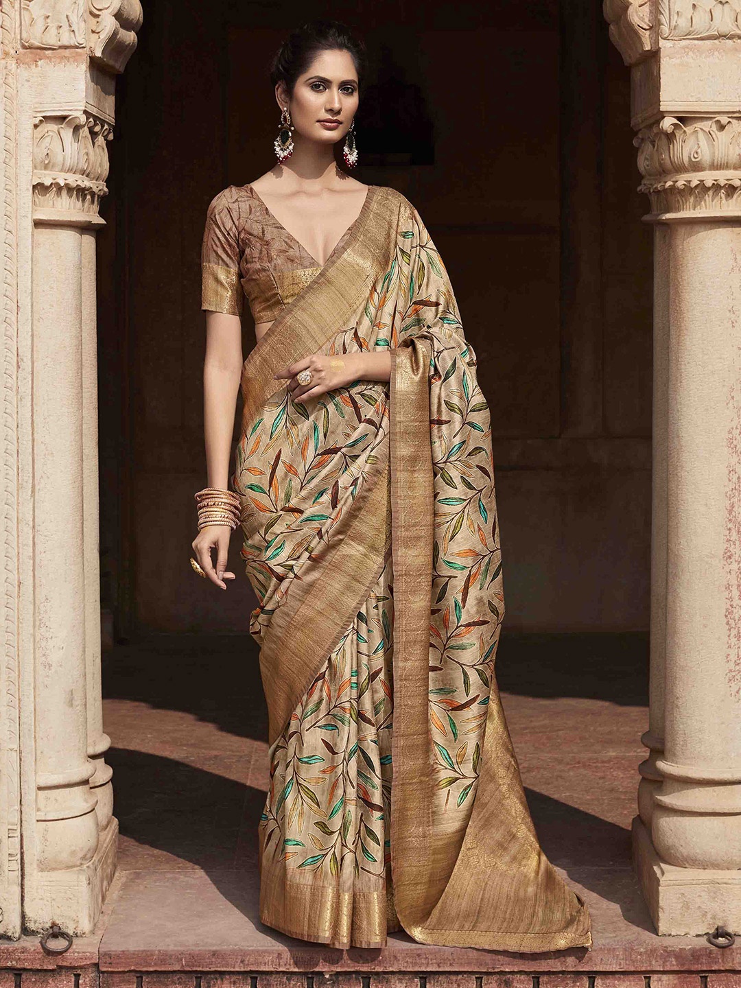 

DIVASTRI Floral Zari Silk Blend Handloom Saree, Coffee brown