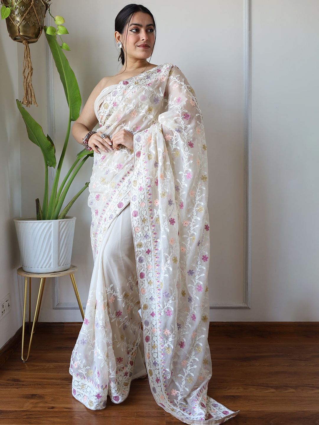 

DIVASTRI Floral Embroidered Net Saree, White