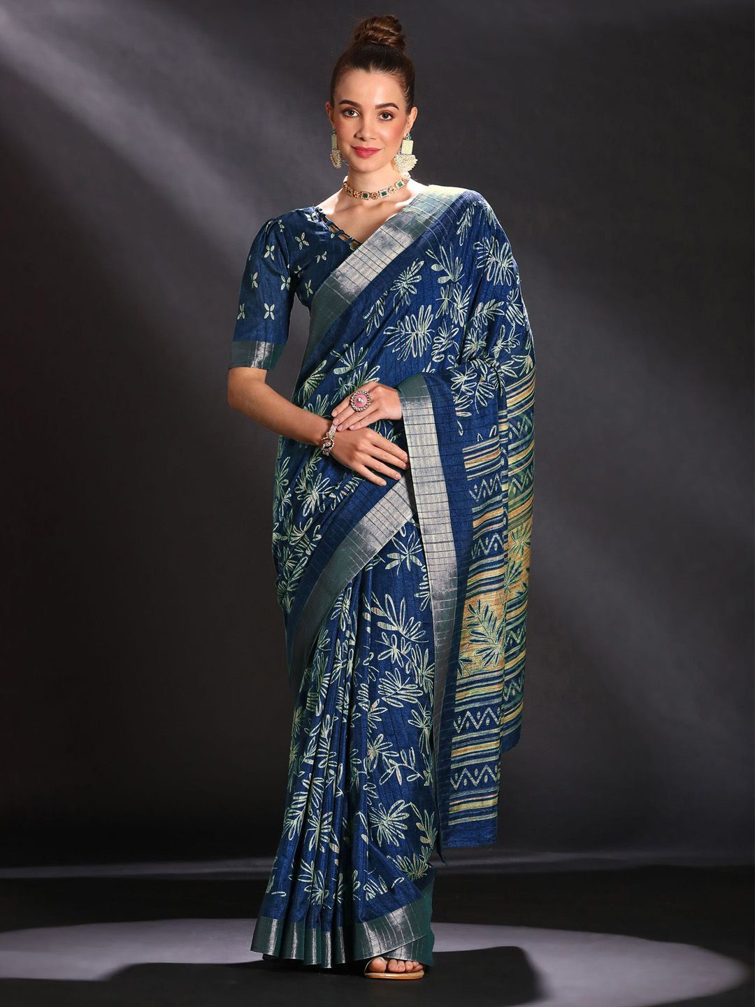 

Mitera Floral Zari Silk Blend Sungudi Saree, Navy blue
