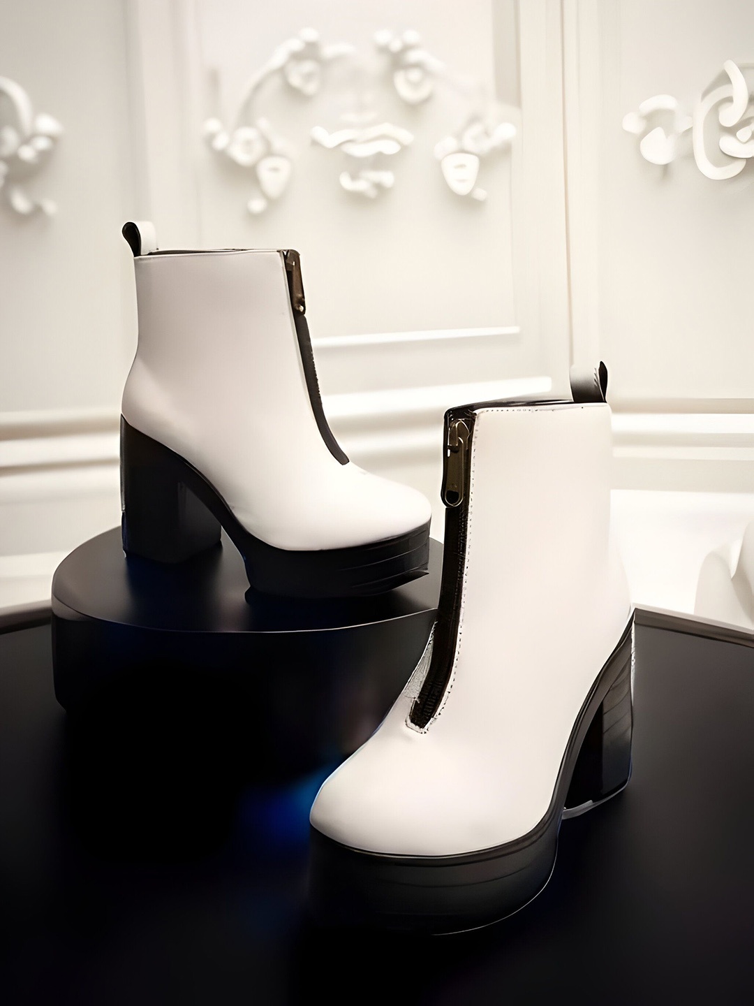 

Killer Women Block Heeled Front Chain Boots, White