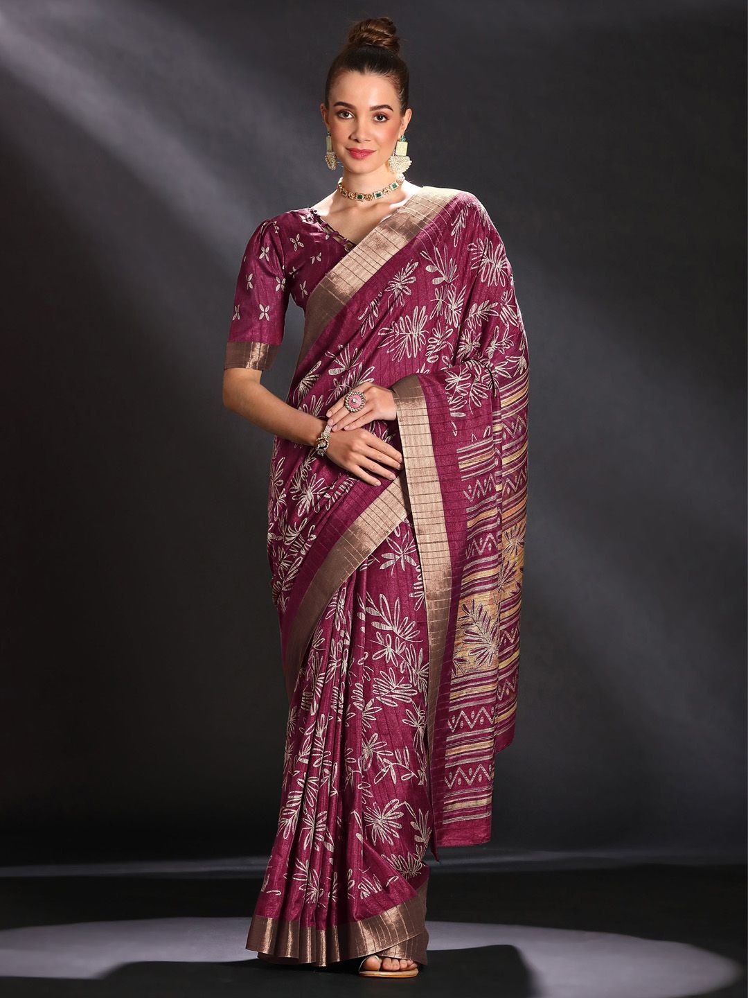 

Mitera Floral Zari Silk Blend Sungudi Saree, Magenta