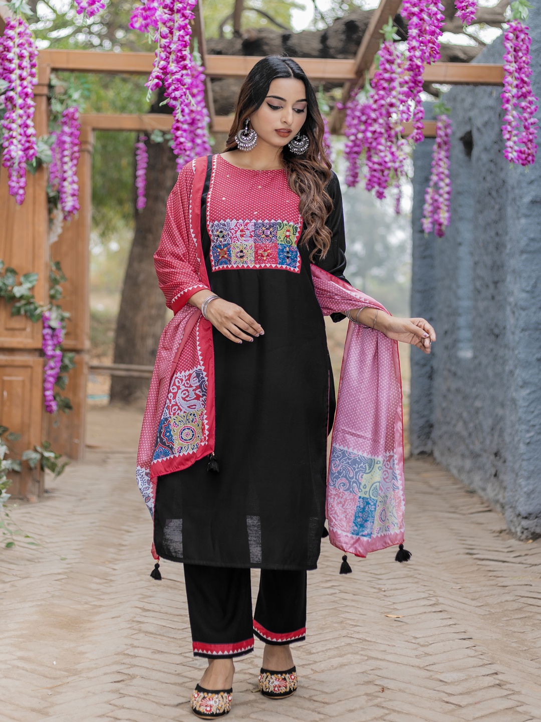 

MITTOO Ethnic Motifs Printed Straight Kurta With Trousers And Dupatta, Black