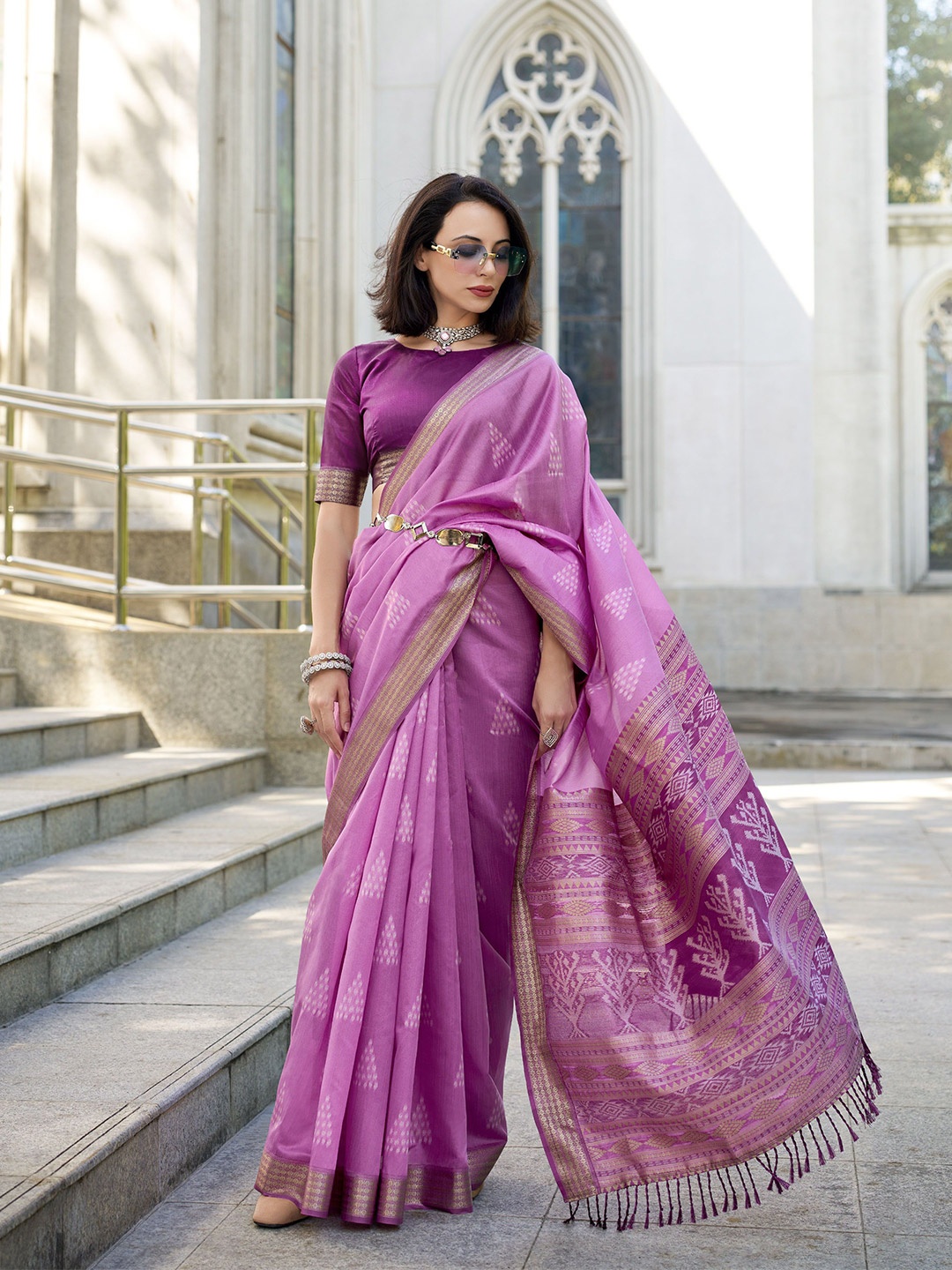 

DIVASTRI Woven Design Zari Silk Blend Saree, Lavender