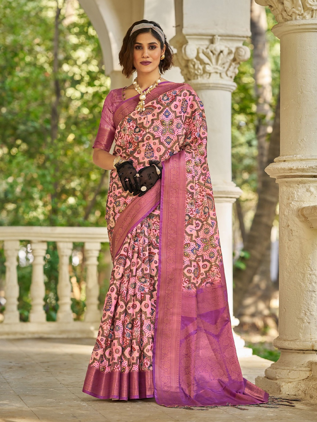 

Sanu Silk Floral Zari Silk Blend Tussar Saree, Off white