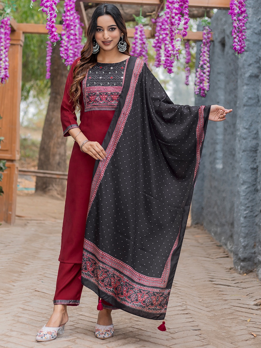 

MITTOO Floral Printed Straight Kurta With Trousers And Dupatta, Red