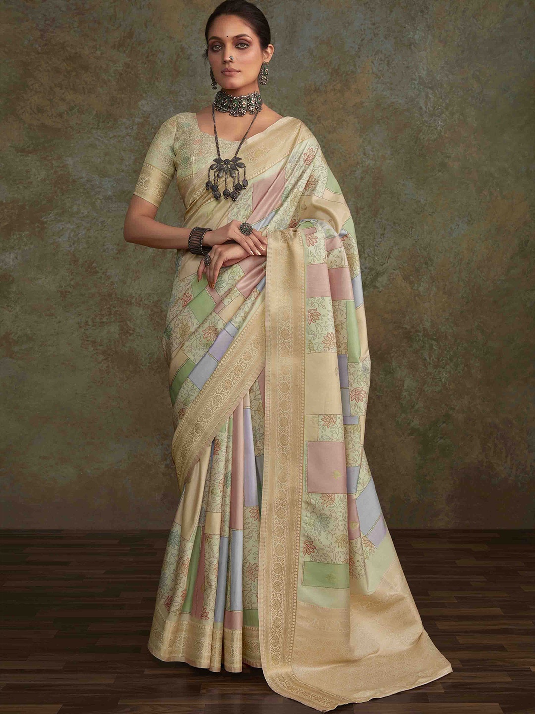 

DIVASTRI Floral Zari Linen Blend Saree, Green