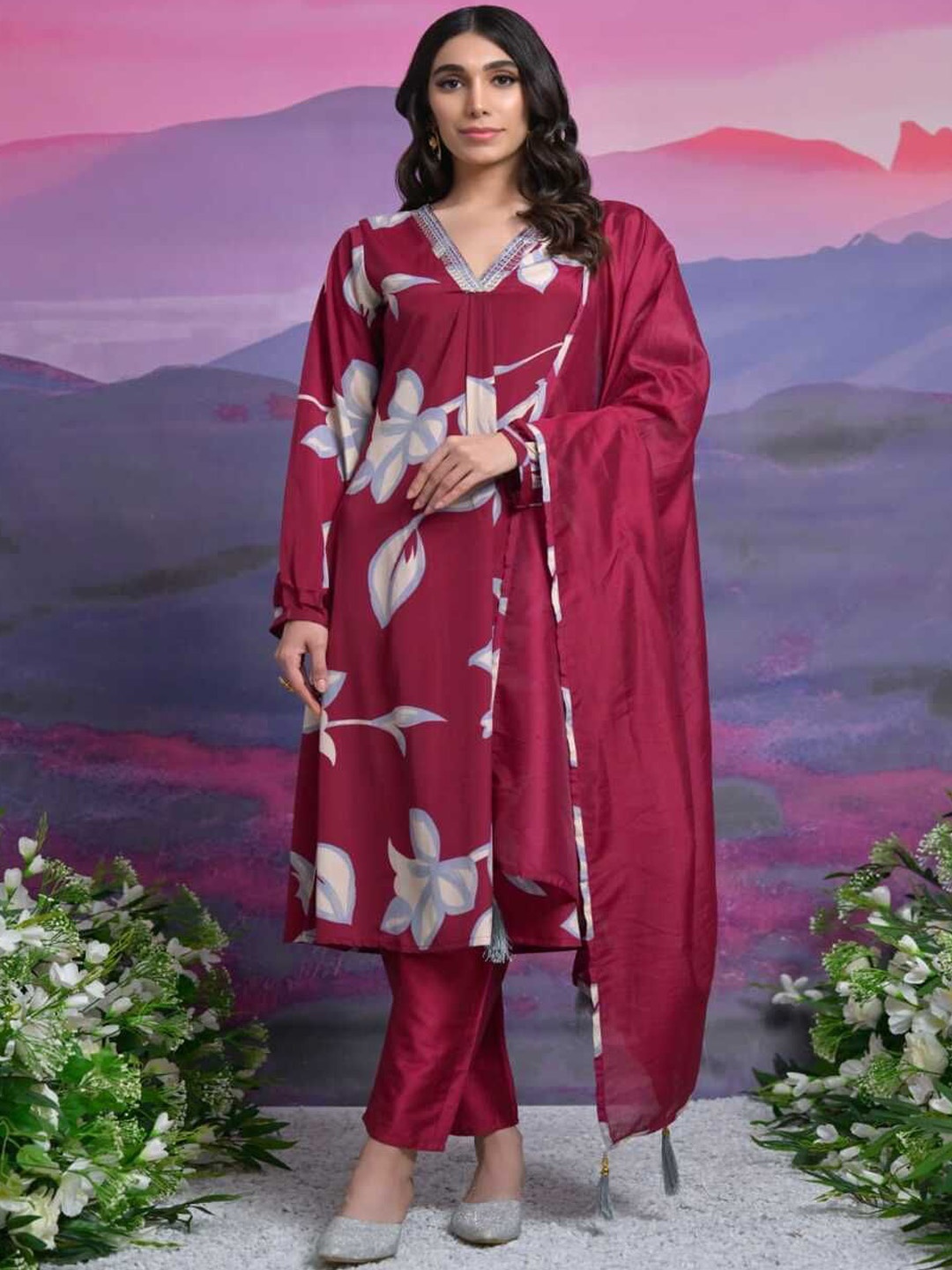 

REALLTREND Women Floral Printed Regular Kurta with Trousers & With Dupatta, Maroon