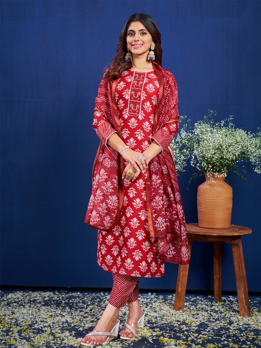 

HI FI NX Women Floral Printed Regular Kurta with Trousers & With Dupatta, Maroon